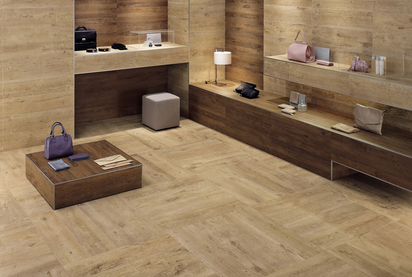 Светлая плитка AXI Golden Oak, состоящая из теплых цветов, характеризуется четко выраженными изящными прожилками, которые создадут атмосферу утонченного шика в наиболее элегантных интерьерах торговых площадей, таких как склады и бутики.